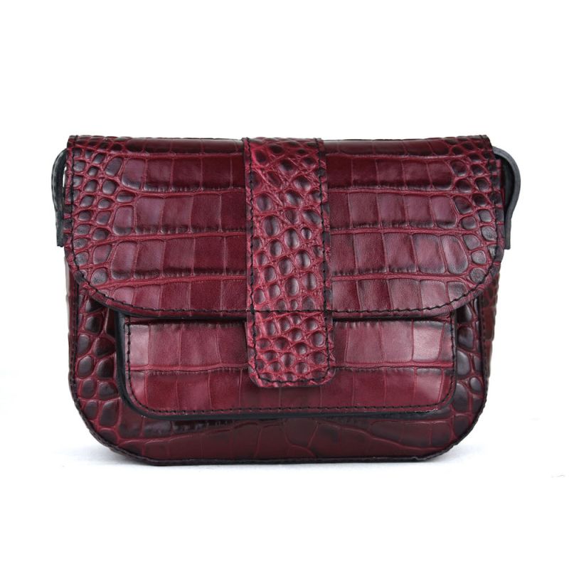 Malá dámska kabelka crossbody z hovädzej kože s dezénom krokodíla v bordovej farbe