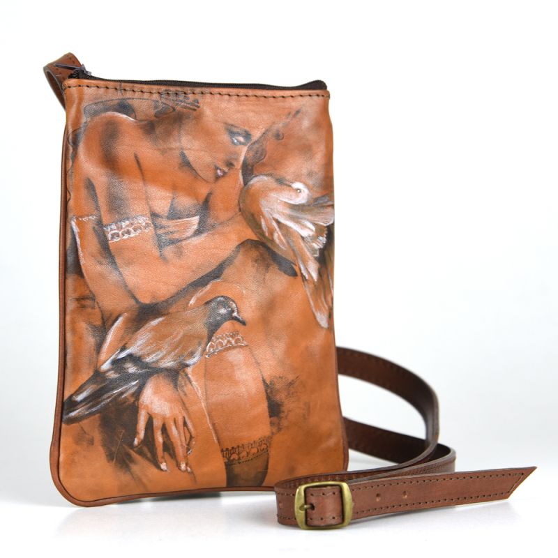 Ručne maľovaná crossbody kabelka s motívom Žena s holubmi